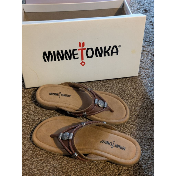 Women's Minnetonka Brown Leather Thong Sandals Size 5 - Picture 1 of 5